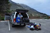 Rearrumação da bagagem antes da viagem para o Havaí (no estacionamento do nosso hotel no Big Sur, ao sul de Carmel, na costa da Califórnia, nos Estados Unidos)